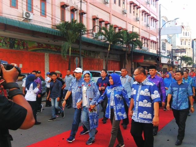 Walikota dan Ribuan Warga Medan Pawai Jalan Kaki dengan Berbusana Batik Medan