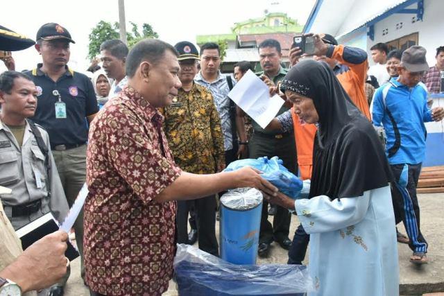 Bupati Deli Serdang Serahkan Bantuan kepada Korban Puting Beliung di Kecamatan Patumbak