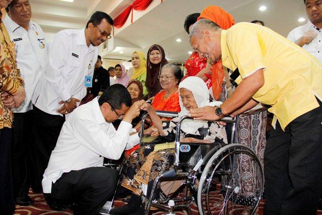 Gubsu Minta Seluruh Instansi Fasilitasi Kemudahan untuk Lansia