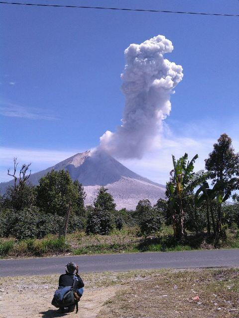 Pemda Karo Tentukan Percepatan Penanganan Pengungsi Sinabung