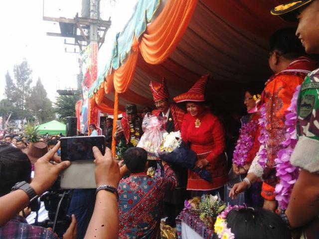 Gubsu dan Ketua TP PKK Provsu Kebanjiran Buah Tangan Bunga dan Buah dari Masyarakat Karo