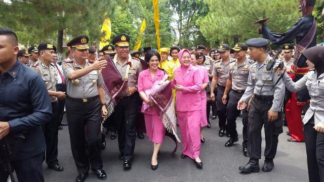 Pergantian Kepemimpinan, Irjen Rycko Serahkan Pataka Polda Sumut dalam Upacara Farewell Parade