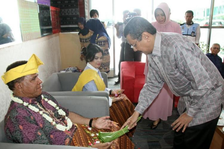 Tiba di Bandara Kualanamu, Kapoldasu yang Baru Kenakan Kain Songket dan Tengkuluk Khas Melayu 