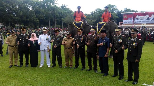 HUT Bhayangkara ke 71 di Langkat Dimeriahkan Kedatangan Sepasang Gajah 