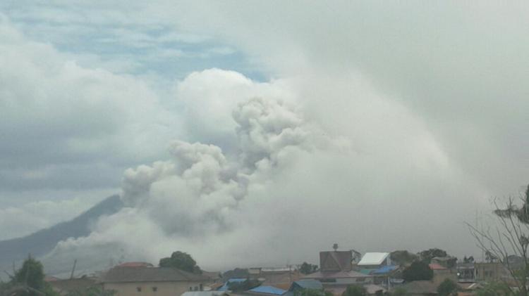 Gunung Sinabung Semburkan Awan Panas Siang Ini