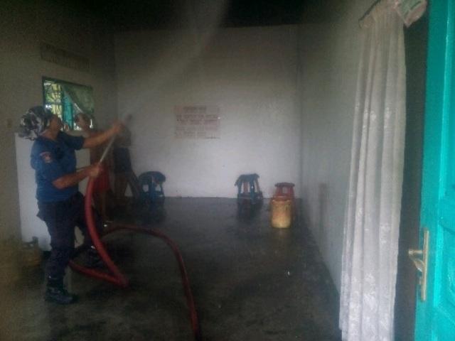 Rumah Semi Permanen di Desa Paya Gambar Batang Kuis Dilalap si Jago Merah