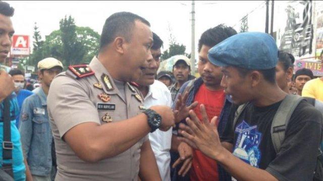Hoax, Kapolsek Kompol Revi Dikabarkan Kena Lemparan Batu Saat Suporter PSMS Medan Rusuh