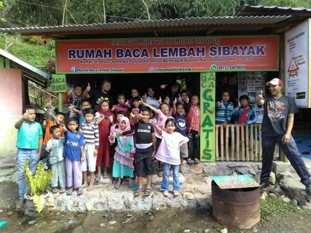 Rumah Baca Lembah Sibayak Rayakan HUT di Doulu dengan Doa Bersama dan Melukis Bersama Anak