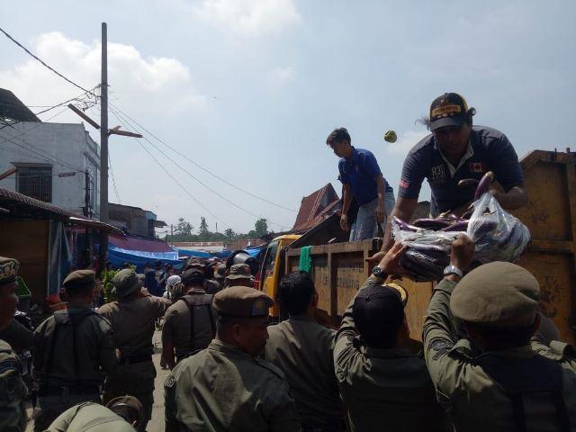 Buat Macet, PKL di Deli Tua Ditertibkan Satpol PP