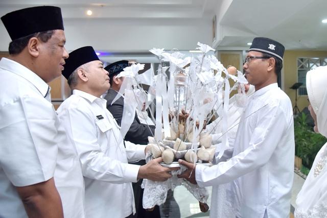 Pj Gubsu Tepung Tawari Calhaj dan Lantik Babinrohis Sumut