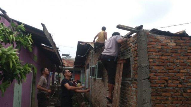 Kapolres Pelabuhan Belawan Beri Bantuan Korban Banjir dan Angin Puting Beliung