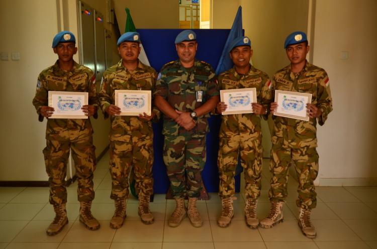 Personel Satgas Yon Komposit TNI Konga XXXV-D/UNAMID Terima Penghargaan dari UNAMID Sector West