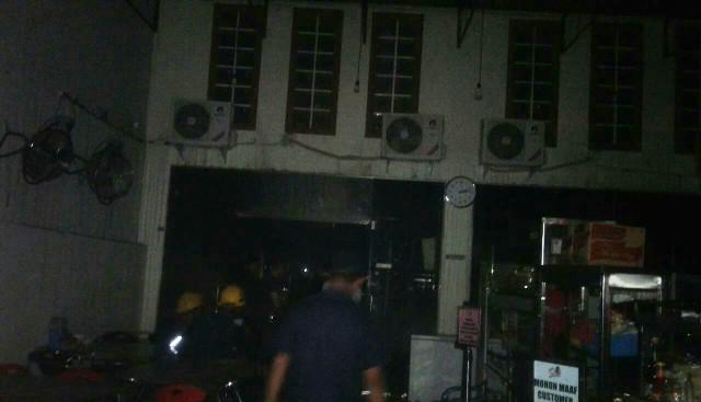 Diduga Karena Korsleting Listri, Rumah Makan 'Mbak Santi' di Jalan Wahidin Terbakar
