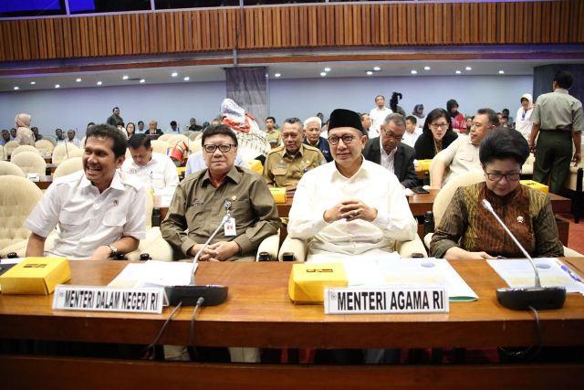 Pemerintah dan DPR Bahas Penyelesaian Tenaga Honorer K-2