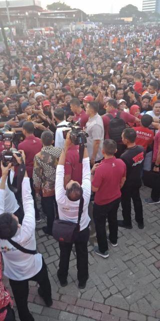 Usai Pukul Gong, Jokowi Salami Peserta Rembuk Nasional 98