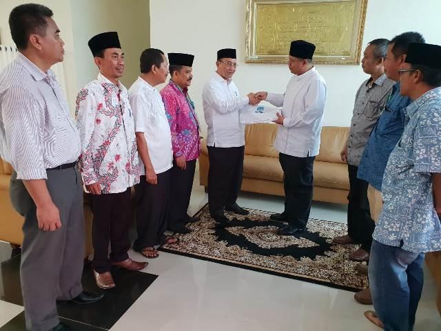 PDAM Tirtanadi Serahkan Bantuan Handuk kepada Calhaj