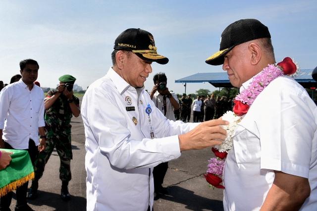 Pj Gubsu Sambut Menhan di Lanud Soewondo