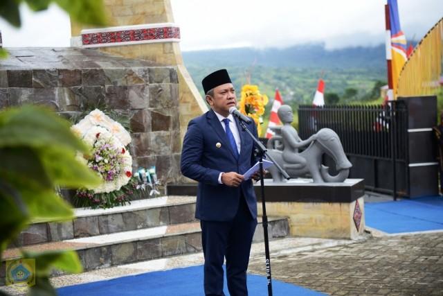 HUT ke-15, Bupati Pakpak Bharat Pimpin Upacara Peletakan Karangan Bunga di Tugu Pemekaran  