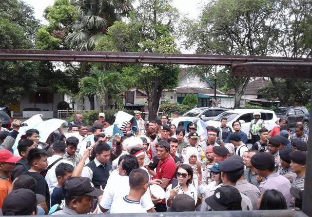 Unjuk Rasa AMARA PEDAS Soal Pilgubsu Memanas, Polisi Nyaris Bentrok