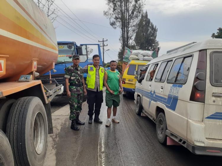 Truk Rusak, Jalur Medan-Brastagi Macet Total