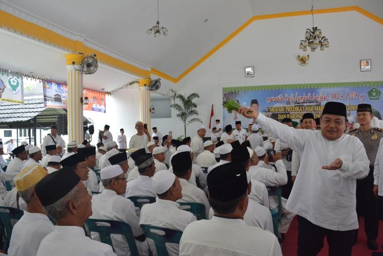 Bupati Bersama Ketua TP PKK Langkat Tepung Tawari 483 Jamaah Calon Haji Langkat 1440 H 