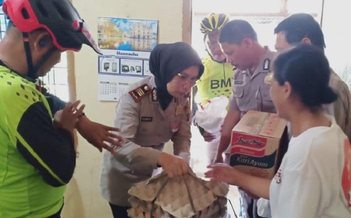 Kapolsek Medan Timur Berikan Tali Asih kepada Warga Kurang Mampu