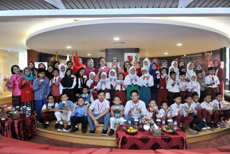 Di Gedung Perpustakaan Nasional, DWP Setkab Bagikan Beasiswa