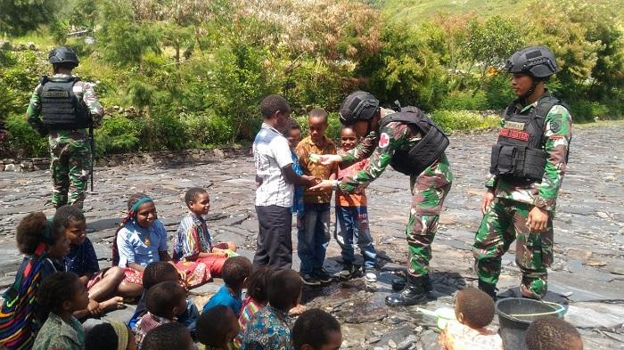 Satgas Pamtas RI-PNG Yonif Raider 514/SY Ajarkan Anak-anak di Kampung Karubate Mencuci Tangan