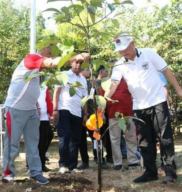 Walikota Medan Tanam Pohon Manggis di Hutan Wisata Tinjomoyo, Semarang