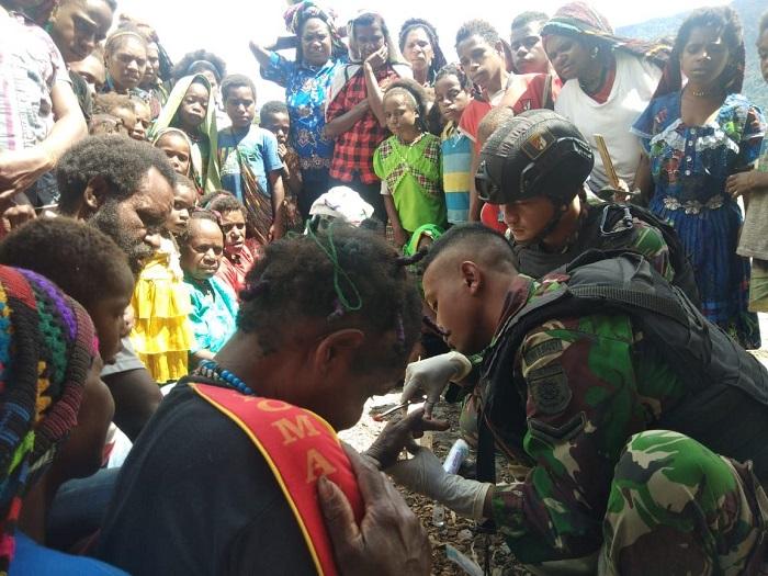 Satgas Pamtas RI-PNG Yonif Raider 514/SY Layani Kesehatan Warga Kampung Tinolok