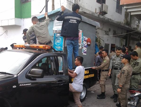 Satpol PP Kota Medan Kembali Bongkar Lapak PKL, Kali Ini Sasarannya di Jalan Nibung Raya