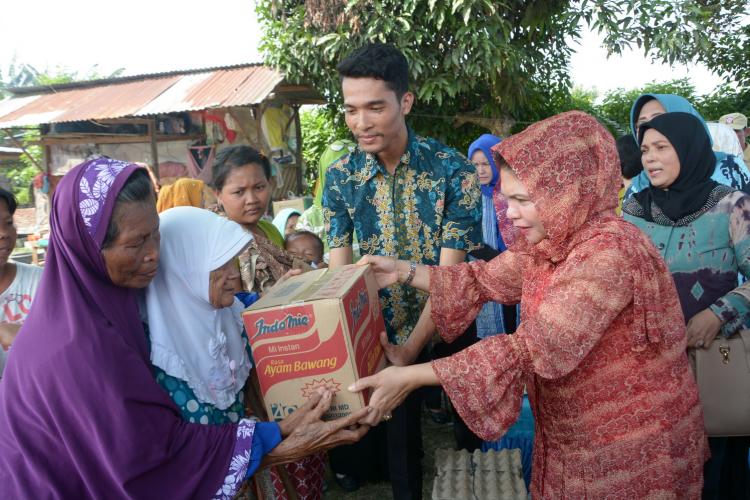 Ketua TP PKK Deli Serdang Beri Bantuan Korban Kebakaran di Desa Emplasmen Kualanamu