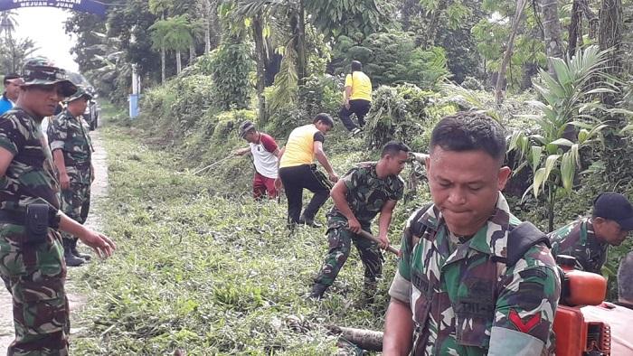 Jumat Bersih, Polsek Kutalimbaru dan Babinsa Bersihkan Jalan Raya Dusun V Sukarende