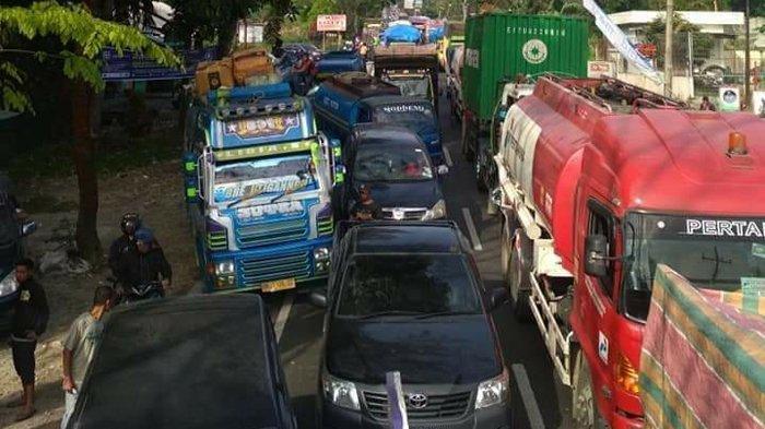Personil Polsek Pancurbatu Urai Kemacetan Panjang di Arus Lalu Lintas Medan-Berastagi