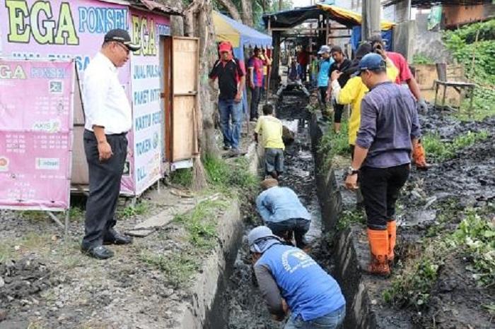 Wakil Wali Kota Medan Tinjau Langsung Pengorekan Drainase di Jalan Marelan