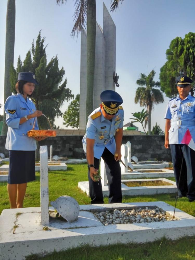 Pangkosek Hanudnas III Marsekal Pertama Djhon Amarul Ziarah ke Makam Pahlawan Bukit Barisan 