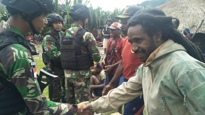 Satgas Pamtas RI-PNG Yonif R 514/SY Bantu Warga Kampung Dondonbaga yang Berduka