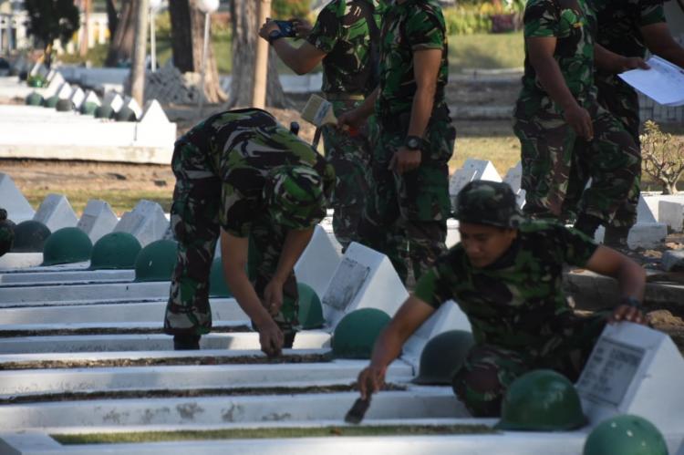 Ratusan Prajurit Korem Bersih-Bersih Taman Makam Pahlawan
