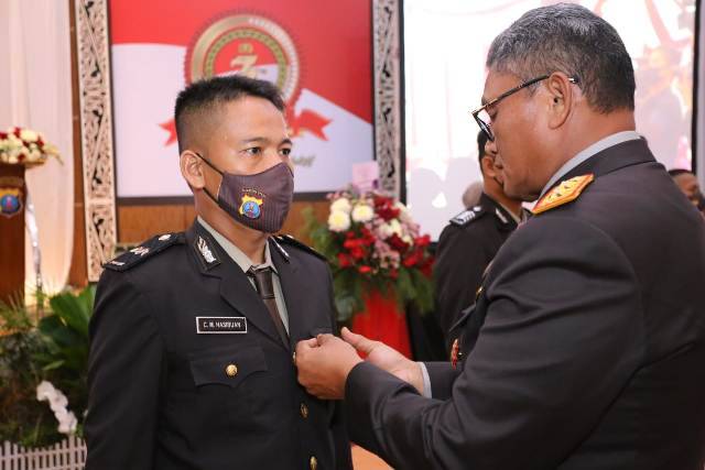 Kapolda Sumut Berikan Penghargaan Polisi Teladan untuk Aipda Chandra Hasibuan dari Polsek Helvetia
