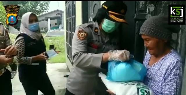 Polresta Deli Serdang Berbagi Sembako Bersama Komunitas Sedekah Jumat