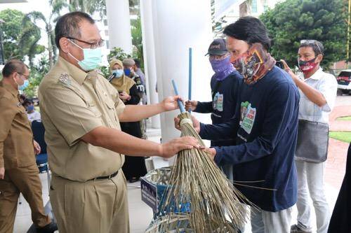 Komunitas Masyarakat Medan Bersih Serahkan 1.000 Keranjang Sampah dan Sapu Lidi untuk Pemko