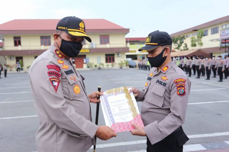 49 Personil dari Sejumlah Polsek Jajaran Polrestabes Medan Terima Penghargaan