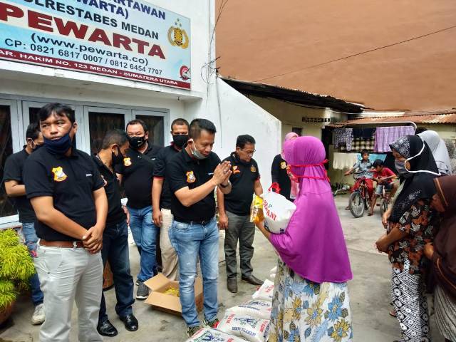 Jelang Idul Adha, Ketua Pewarta Polrestabes Medan Bagikan Santunan Sembako untuk Pengurus dan Warga Terdampak Corona