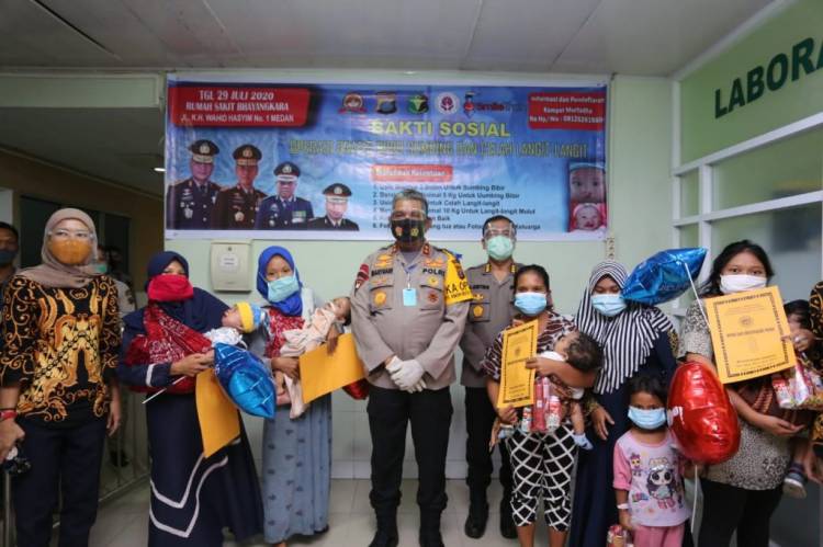 Kapolda Sumut Martuani Sormin Serahkan Tali Asih untuk Balita Pasien Operasi Bibir Sumbing Gratis