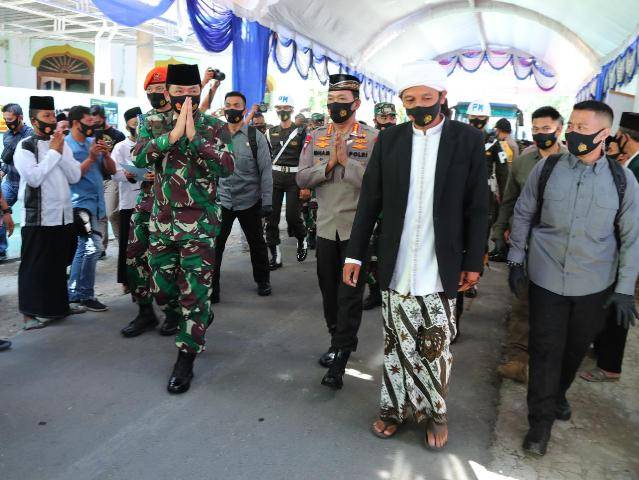 Panglima TNI dan Kapolri Kunjungi Ponpes Sabulul Huda di Madiun, Para Santri Terapkan Protokol Kesehatan