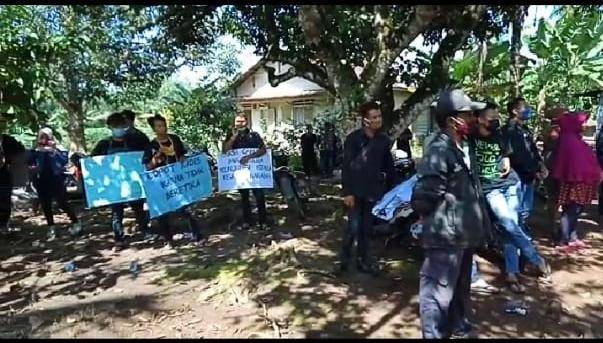 Minta Kades Dicopot, Puluhan Warga Demo Kantor Desa Sei Karang