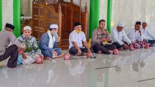 Kapolsek Percut AKP Ricky Pripurna Atmaja Berbagi Nasi Bungkus ke Jamaah Mesjid Al Muslimin