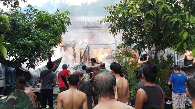 Kebakaran Hanguskan 5 Unit Rumah Permanen di Jalan Kolonel Yos Sudarso Lorong 5 Pulo Brayan