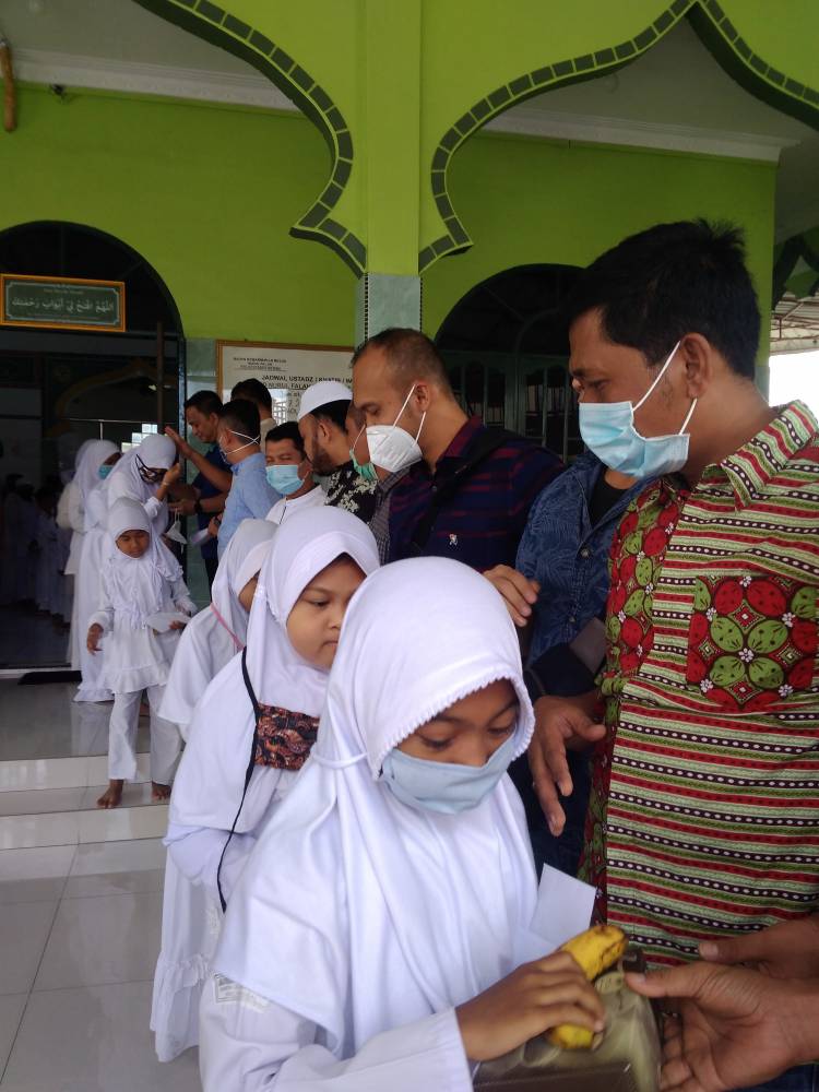 Jumat Barokah, Satuan Narkoba Polrestabes Medan Bagikan Santunan Kepada 70 Orang Anak Yatim