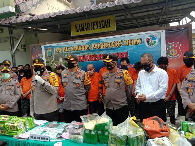 Kapolda Sumut Paparkan Tangkapan 55 Kilo Sabu, 15 Pengedar Ditangkap, 2 Pelaku Ditembak Mati